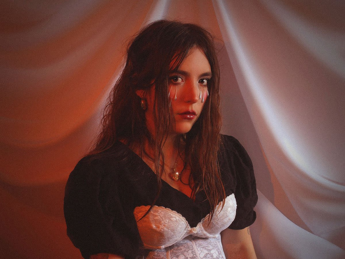 NACIONAL// Cata Teuber vuelve rockera y enojada en su nuevo sencillo.