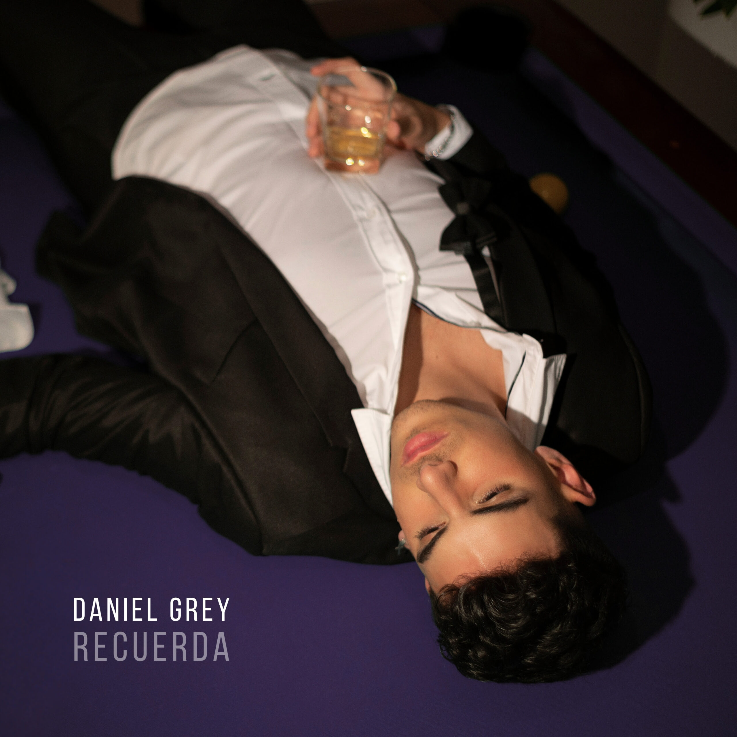 // Daniel Grey revive la clásica balada de amor latinoamericana con «Recuerda»//
