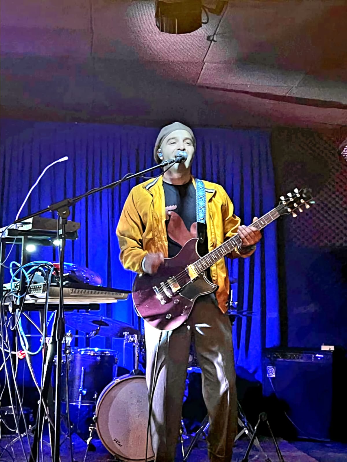 // Francisco Escobar lanza “Caminando”, un single que reflexiona sobre el absurdo y la belleza de existir //