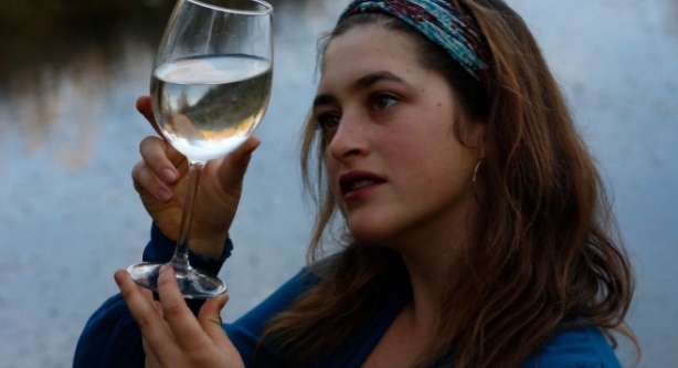 “Toma Agua”: Laura Serena invita a bajar el ritmo con un suave pulso de bossa y jazz