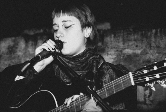 Dari Benavides estrena «serte extraña»: «Quise explorar la pena desde un espacio sanador