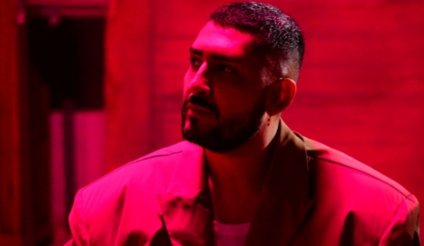 Leo Jibaja desata su universo interior en BRAVE PINK KNIGHT, un álbum que cruza géneros, memorias y cicatrices