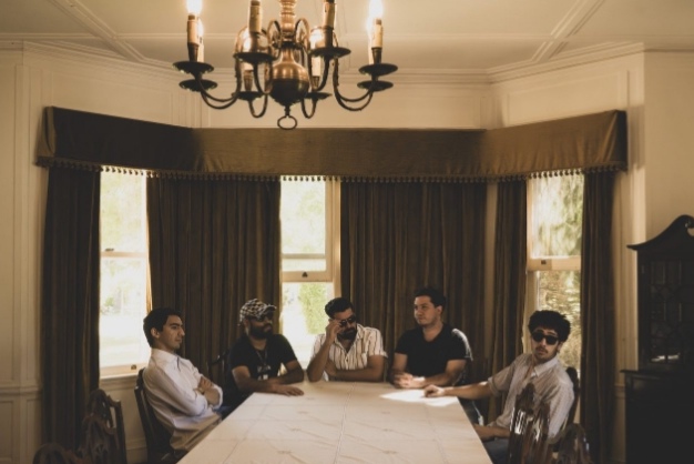 Larry Flint presenta “20:40” una oda a la expectativa donde el blues respira