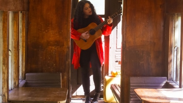 Catalina Navarro redefine su sensibilidad pop en su segundo álbum «Otras Palabras