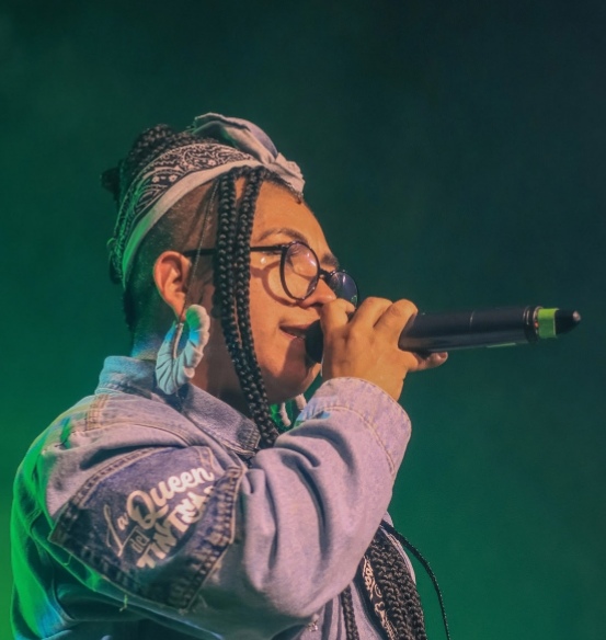 Sabiduría, transformación y crecimiento: Rapbrina corona su 2025 con la fuerza de “Girls in the hood”