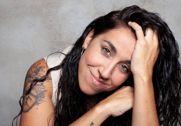 La voz feminista y poética de María Ruiz se presenta por primera vez en Chile