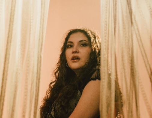 Moira presenta “Plastic, Baby”: Una crítica íntima a los estándares de belleza