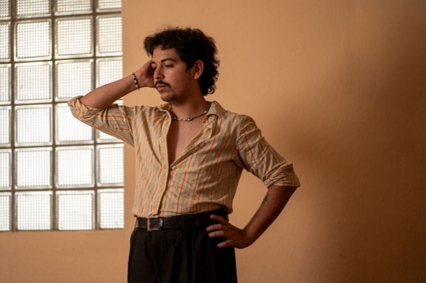 Tomy Urra estrena Violentamente Hermoso, un álbum que convierte la incomodidad emocional en pop de alto voltaje