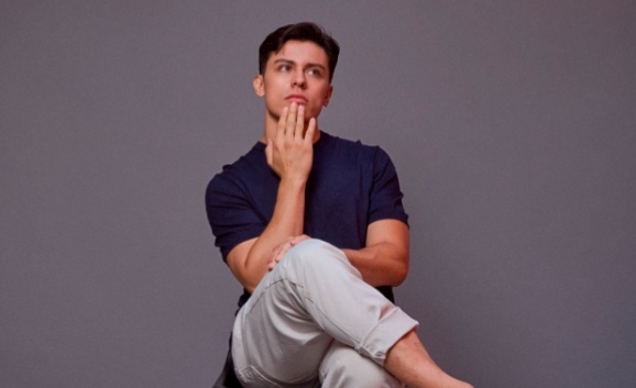 Diego Vicente debuta con El Espectador, un EP que transforma la crisis personal en movimiento y energía tropical