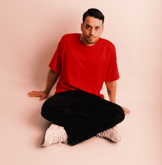 Joseph Frois nos da una primera pincelada a su universon con «Intro»