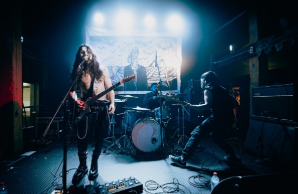 Fhennu baja la velocidad sin perder profundidad musical y presenta “Piedra en el Agua”