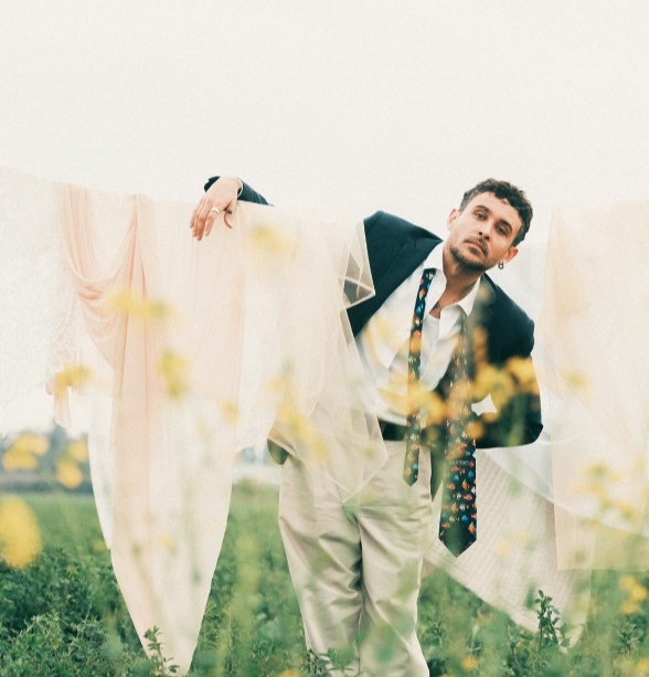 Max Valdés presenta “Todo brilla 1 poco más”, un nuevo adelanto de su primer álbum