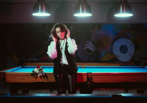 Alley traza el camino hacia su álbum debut con el hipnótico sencillo «Aquí y Ahora»