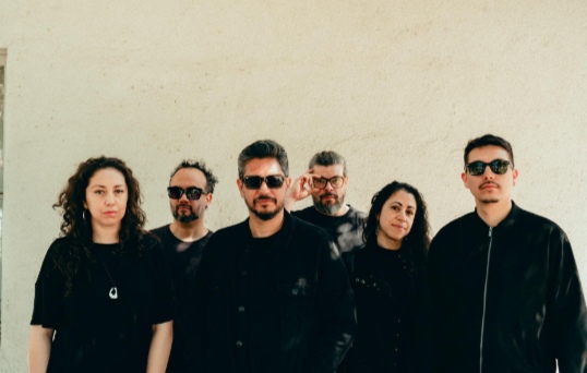Tras ocho años de pausa, La Bandita del Domingo regresa con casi toda su formación original y las canciones de sus tres producciones discográficas.