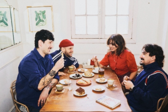 Así me dicen anuncia segundo disco con ‘Amiga nueva’, brillante jazzy pop rock junto a Rosario Alfonso